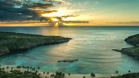 Blick auf Hawaii mit Sonnenuntergang