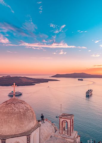 Kreuzfahrtschiffe in der Bucht vor Santorini bei Sonnenuntergang
