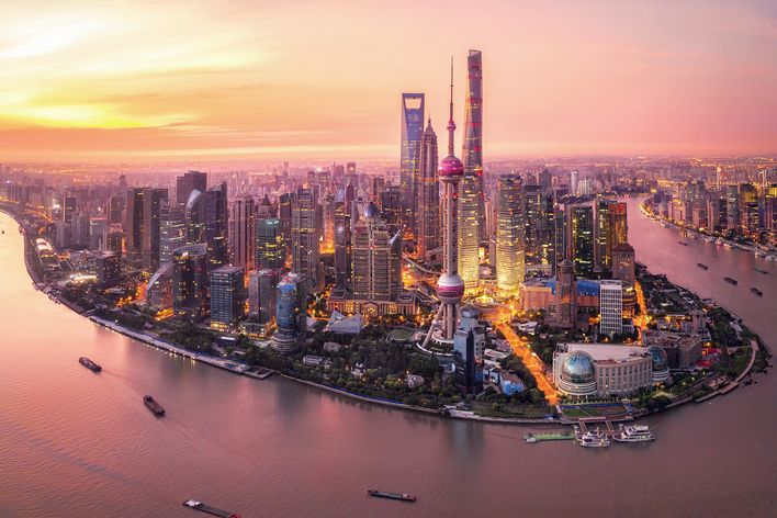 Blick auf die Stadt Shanghai in China mit rosa Himmel bei Sonnenuntergang