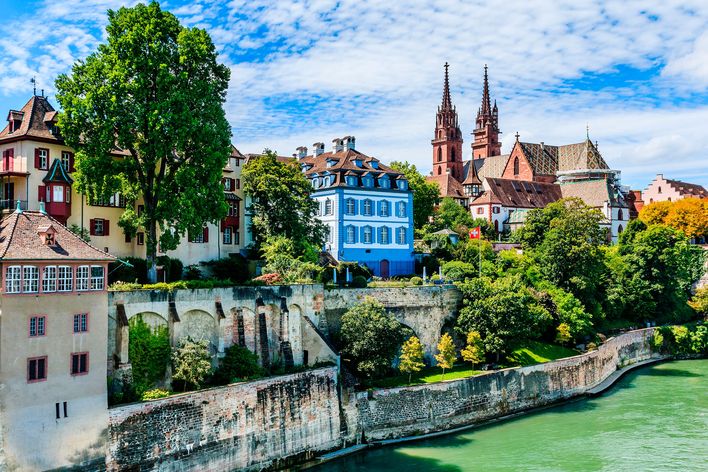 Malerische Altstadt von Basel mit Häuserfassaden und Kirchentürmen
