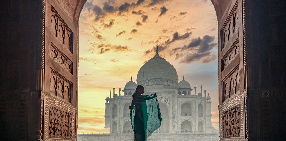 Frau vorm Taj Mahal