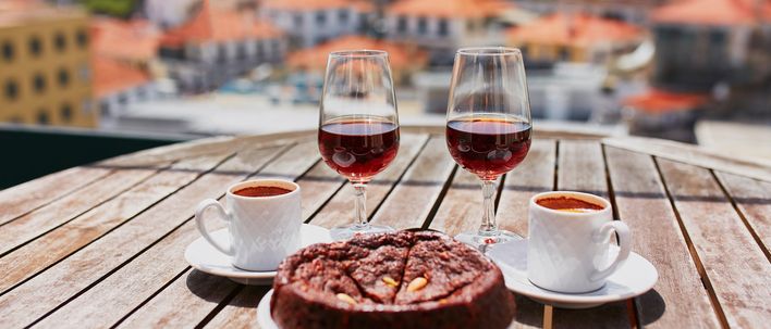 Genussmoment auf Madeira: Wein, Espresso, Kuchen