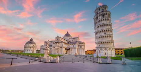 Blick auf den schiefen Turm von Pisa in der Stadt Pisa mit rosa Himmel