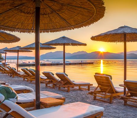 Sonnenliegen am Strand auf Korfu