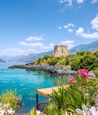 Landschaft und Bucht in Kalabrien