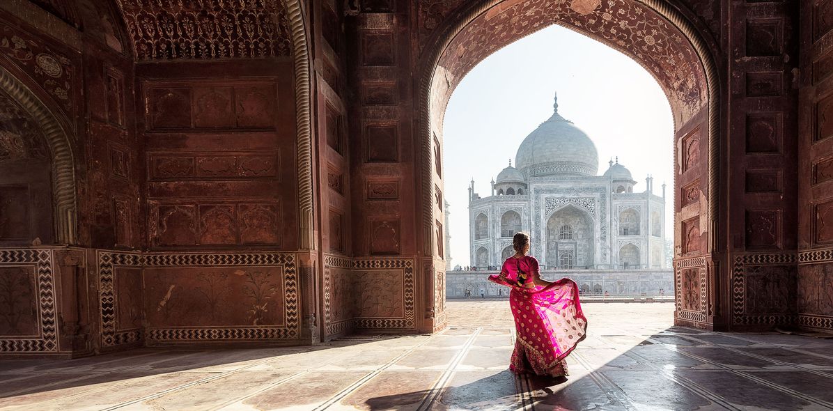 Frau vor dem Taj Mahal in Indien