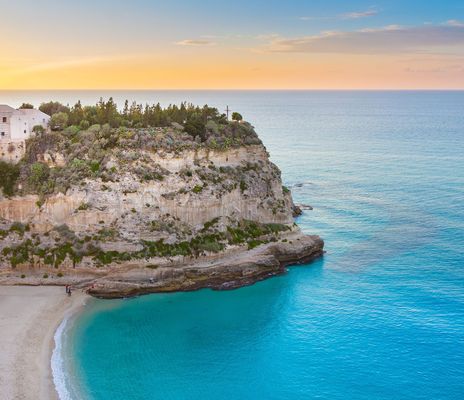 Santa Maria dell’Isola auf einem Felsen über dem Strand von Tropea bei klarem Wasser