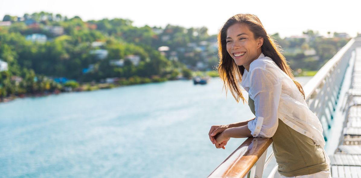 Frau an der Reling auf Kreuzfahrtschiff
