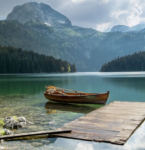See mit Steg und Boot