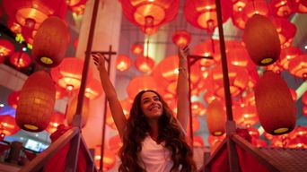 Eine Frau zwischen typischen chinesischen Laternen