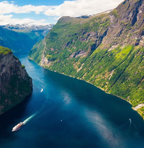 Kreuzfahrtschiff im Geirangerfjord