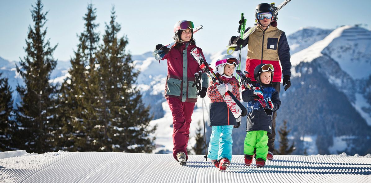 Familie beim Skifahren in Saalbach-Hinterglemm