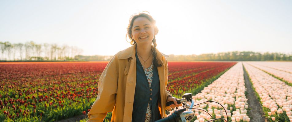 Frau vor Tulpenfeld in Holland