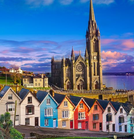 Küstenstadt Cobh mit bunten Häusern und Kirche in Irland