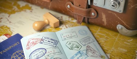 Ein Koffer mit Reisepass und ganz vielen Stempeln