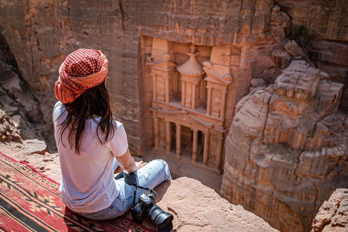 Frau blickt auf Schatzhaus in Petra