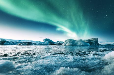 Eislandschaft mit Polarlichtern 