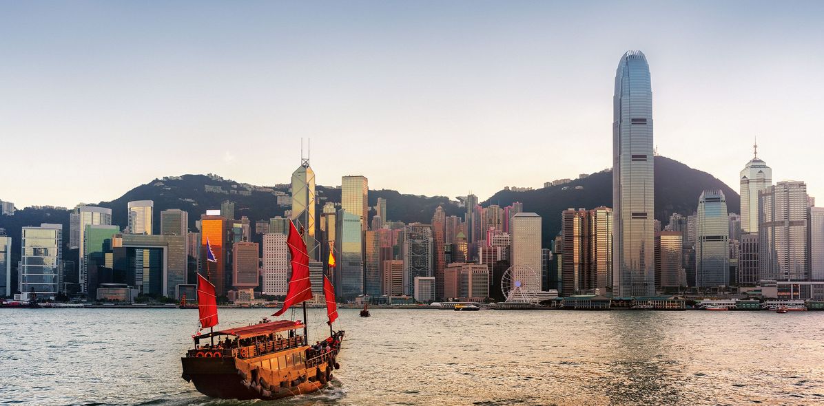 Skyline von Hongkong vom Pearl River aus gesehen mit buntem Segelboot 