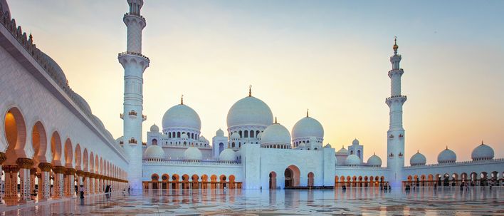 Blick auf die Schleich-Zayid-Moschee in Abu Dhabi mit weißen Kuppeln