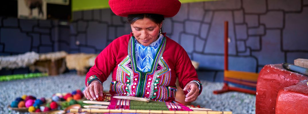 Eine Frau in Peru geht dem Handwerk weben nach