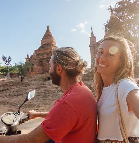 Paar vor der Tempelanlage in Bagan, Myanmar