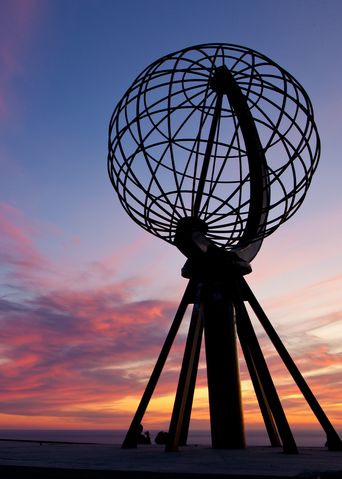 Der markante Globus des Nordkaps während der Abenddämmerung in Norwegen