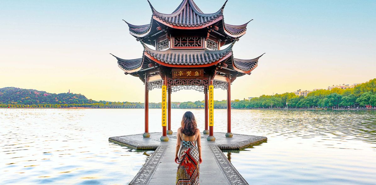 Frau auf Steg in China