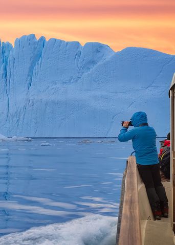 Eisberge und Segelboot in Grönland