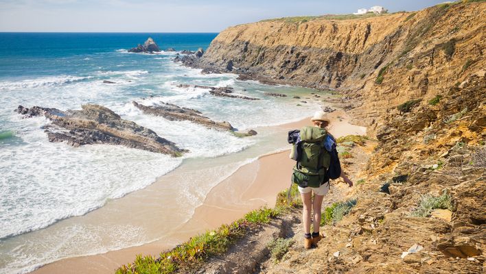 Frau beim Wandern an der Algarve