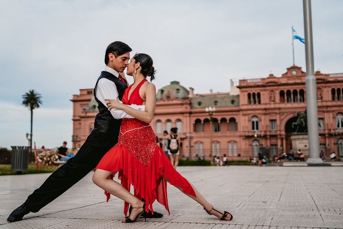Tango-Tanzpaar vor der Casa Rosada in Buenos Aires auf dem Plaza de Mayo