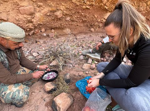 Mitarbeiterin Tina bei der Zubereitung eines Mittagsessens in Jordanien mit einem Beduinen