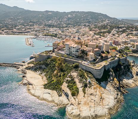 Luftaufnahme von Calvi auf Korsika