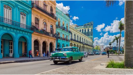 Bunte Häuser in Havanna mit Oldtimer