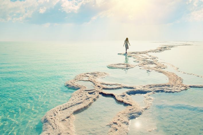 Frau im Toten Meer Salzweg