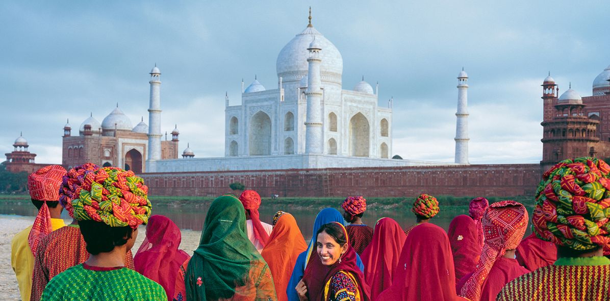 Menschen vor dem Taj Mahal in Indien