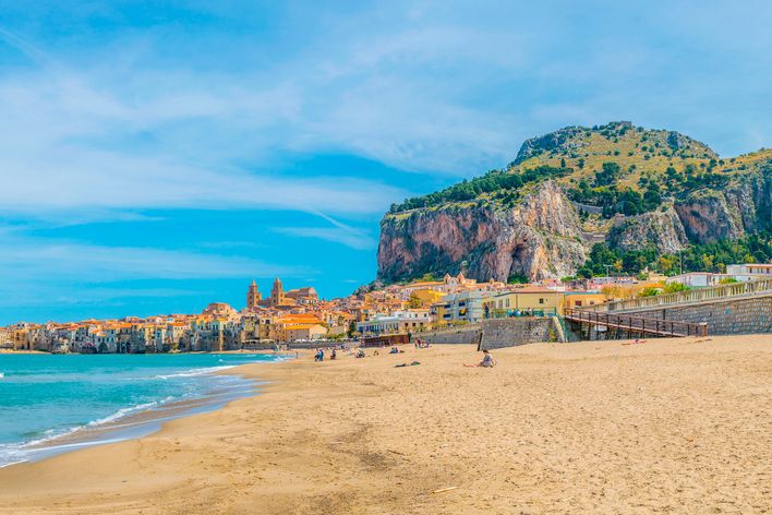 Strand von Cefalù mit weiter Sandfläche und Küste