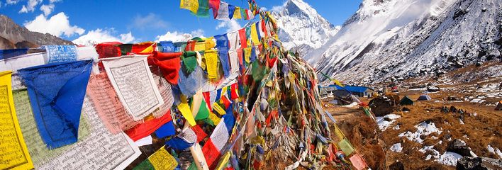 Gebetsfahnen entlang eines Bergpfads nahe dem Mount Everest