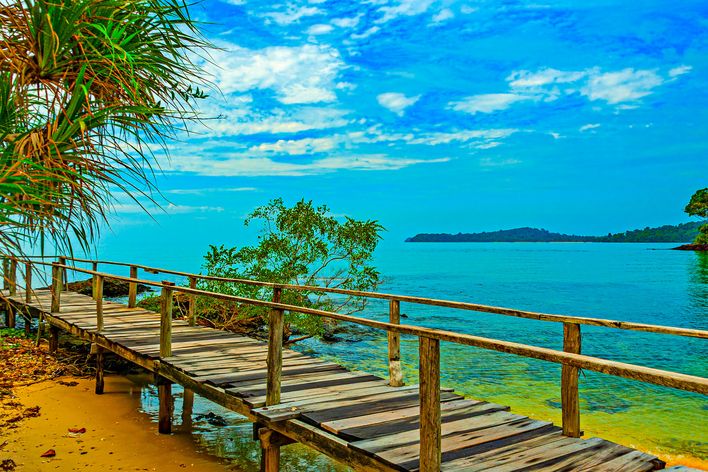 Blick auf eine Brücke am Meer
