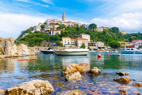 Blick auf die Stadt Vrbnik auf der Insel Krk mit Booten im Vordergrund