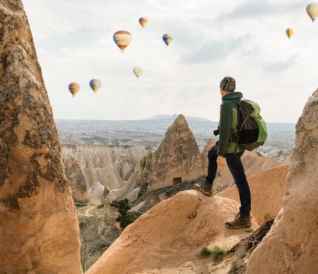 Mann bei einer Wanderung durch die Felsenlandschaft Kappadokiens