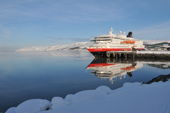 Kreuzfahrtschiff zwischen Eisbergen