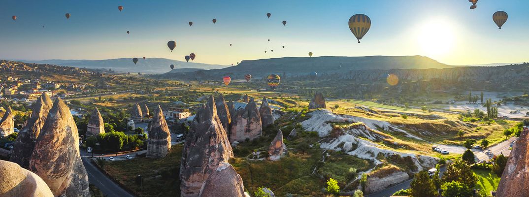 Heißluftballons über den Felsformationen von Kappadokien