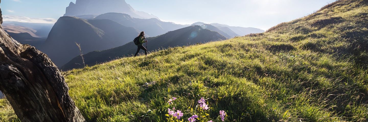 Frau beim Wandern in den Bergen