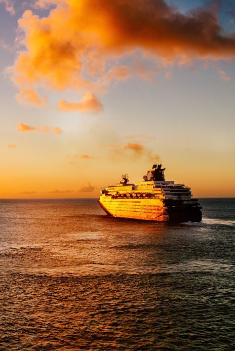 Kreuzfahrtschiff fährt in den Sonnenuntergang
