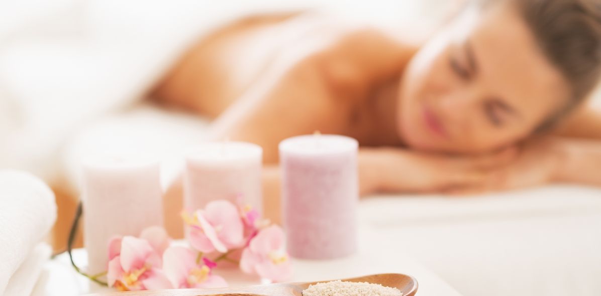 Frau bei Massage im Wellnessurlaub