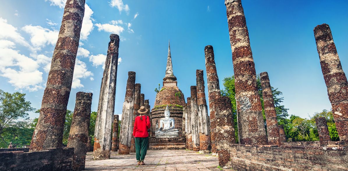 Frau vor Sukhothai Tempel