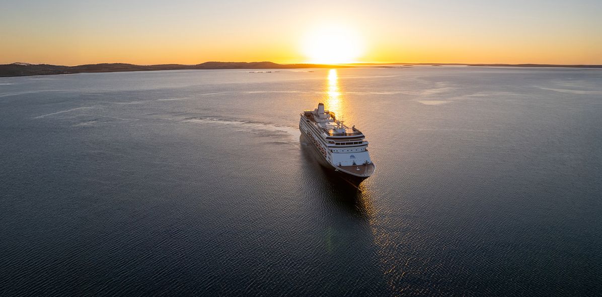MS Volendam auf hoher See im Sonnenuntergang