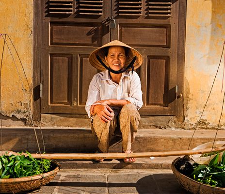 Frau mit Gemüse beim Markt in Vietnam