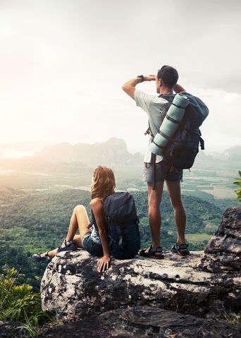 Paar beim Wandern mit Ausblick auf die Landschaft