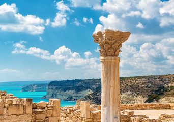 Antike Ruinenstätte bei Limassol auf Zypern mit freistehender Säule und Blick auf das Meer